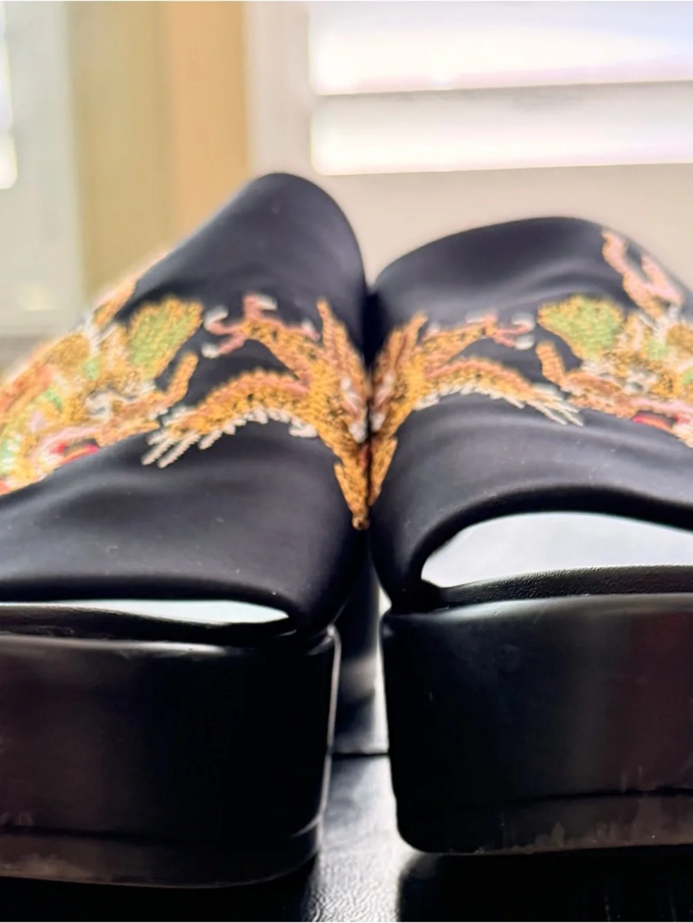 ***VINTAGE***  Y2K bebe Embroidered Dragon Platform Slide Sandals Size 9 - Picture 3 of 7